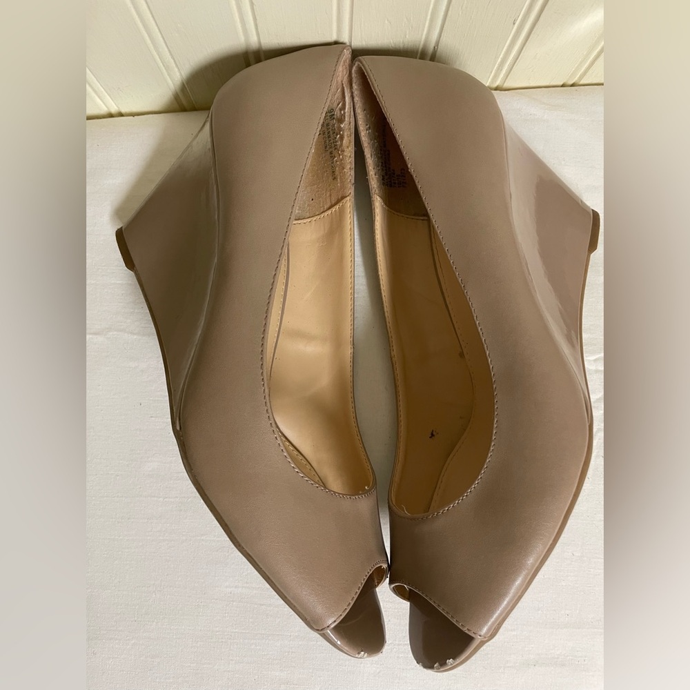 Liz Claiborne Size 9 used wedge shoe.